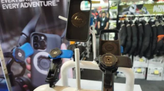 Quad Lock, Mounting Smartphone Premium untuk Pengendara Motor