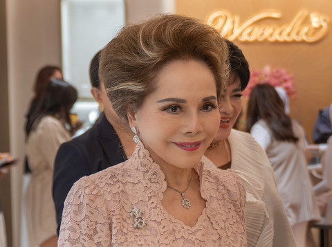 Ratna Sari Dewi Sukarno Tampil Elegan dan Aktif di Usia 86 Tahun Saat Kunjungan ke Jakarta
