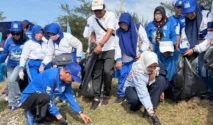 Ratusan Kader dan Simpatisan Partai Demokrat Bersih-bersih Sampah di Pantai Kedunen Banyuwangi