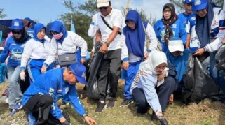 Ratusan Kader dan Simpatisan Partai Demokrat Bersih-bersih Sampah di Pantai Kedunen Banyuwangi