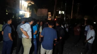 Ratusan Warga Air Bini Protes Pemadaman Listrik Berkala di Kantor PLN Anambas