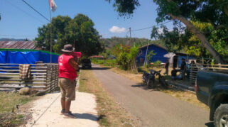 Relawan PMI dan Pemerintah Kecamatan Reok Sosialisasikan Layanan RS Lapangan untuk Pengungsi Gempa NTT