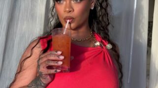 Rihanna Tampilkan Gaya Y2K Saat Berlibur di Barbados