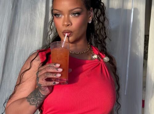 Rihanna Tampilkan Gaya Y2K Saat Berlibur di Barbados