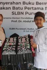 Saat Mendikdasmen Abdul Mufti Menerima Hadiah Syal Batik dari Siswa Tunarungu di Kudus