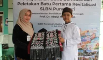 Saat Mendikdasmen Abdul Mufti Menerima Hadiah Syal Batik dari Siswa Tunarungu di Kudus