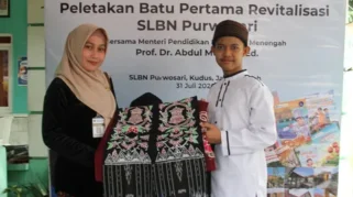 Saat Mendikdasmen Abdul Mufti Menerima Hadiah Syal Batik dari Siswa Tunarungu di Kudus