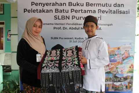 Saat Mendikdasmen Abdul Mufti Menerima Hadiah Syal Batik dari Siswa Tunarungu di Kudus