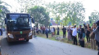 Sekda Sumsel Lepas 80 Siswa Sekolah Rakyat Palembang Menuju OKI, Dorong Semangat Bermimpi dan Disiplin
