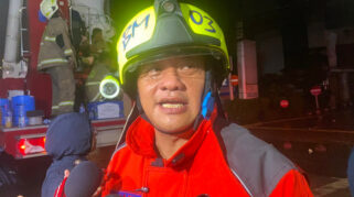 Seorang Pekerja Dievakuasi dari Lantai 15 Gedung Bapenda DKI yang Terbakar