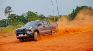 Siksa Toyota Hilux Baru di Sirkuit Pagedangan, Torsi Brutal dan Suspensi Makin Nyaman