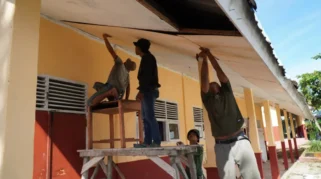 Sinergitas Satgas TMMD dan Masyarakat Terjalin Erat dalam Renovasi SDN 2 Bungku Selatan