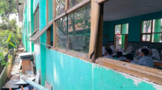Siswa SMPN 2 Ngamprah Inisiatif Perbaiki Fasilitas Sekolah yang Rusak