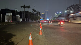 Situasi Lengang dan Lalu Lintas Lancar di Depan Gedung DPR RI Malam Ini