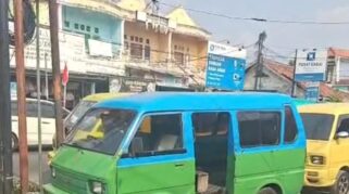 Sopir Angkot di Serang Menghadapi Kesulitan Membayar Pajak Akibat Sepinya Penumpang