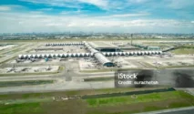 Tiga Isu Utama di Thailand: Gedung Terbengkalai di Pattaya, Penundaan Perbaikan Jalan Bandara Suvarnabhumi, dan Kunjungan Kapal Induk AS USS Abraham Lincoln
