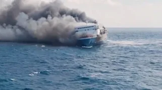 Tim SAR Tidak Menemukan Sekoci di KM Mutiara Sentosa 2 yang Terbakar di Sumenep