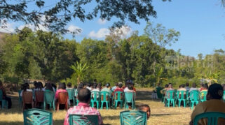 Umat Katolik Santo Mikhael Ende Tetap Gelar Misa di Halaman Meski Gereja Terdampak Gempa