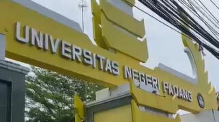 UNP Terapkan Sanksi Jalan Jongkok untuk Mahasiswa Baru yang Terlambat Ikut PKKMB
