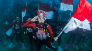 Upacara Merah Putih Bawah Laut di Pulau Biak, Memperingati Sejarah dan Melestarikan Laut Indonesia