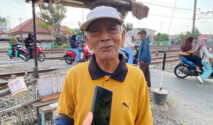 Upaya PT KAI dan Penjaga Perlintasan Amankan Jalur Kereta di Jakarta