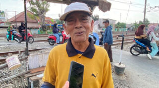 Upaya PT KAI dan Penjaga Perlintasan Amankan Jalur Kereta di Jakarta