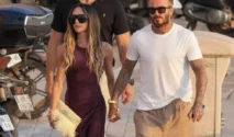 Victoria Beckham Tampil Elegan dengan Gaun Burgundy Saat Berlibur di Saint-Tropez