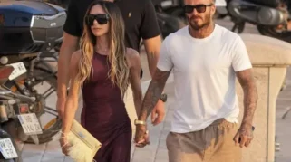 Victoria Beckham Tampil Elegan dengan Gaun Burgundy Saat Berlibur di Saint-Tropez