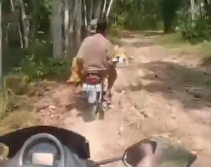 Viral Jenazah Bocah di Pandeglang Dibopong Pakai Motor di Jalan Rusak