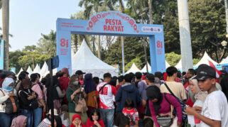 Warga Jakarta Antusias Antre Lama Menyambut Bazar Makanan Gratis di Monas