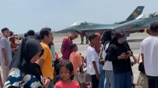 Warga Padati Bandara Hang Nadim, Rela Jalan 3 Km demi Lihat Jet Tempur F-16