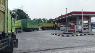 Antrean Kendaraan Berat di SPBU Serang Memanjang, Sopir Alami Waktu Tunggu hingga Tiga Jam