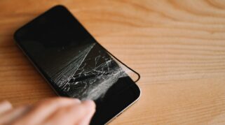 Apple Tingkatkan Ketahanan Layar iPhone dengan Ceramic Shield 2, Ini Alasan Eksekutif Tak Suka Pakai Anti-Gores