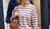 Gaya Musim Gugur Gigi Hadid dengan Atasan Prada dan Celana Cokelat di Milan Fashion Week