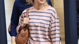 Gaya Musim Gugur Gigi Hadid dengan Atasan Prada dan Celana Cokelat di Milan Fashion Week