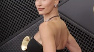 Hailey Bieber Tampil dengan Rambut Cokelat Hitam Pekat Menyambut Musim Gugur 2026