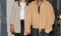 Hailey Bieber Tetap Tampil Stylish dengan Thong Sandal di Musim Gugur Los Angeles