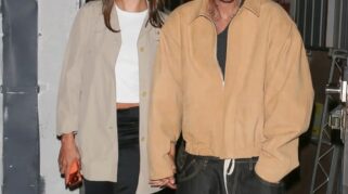 Hailey Bieber Tetap Tampil Stylish dengan Thong Sandal di Musim Gugur Los Angeles