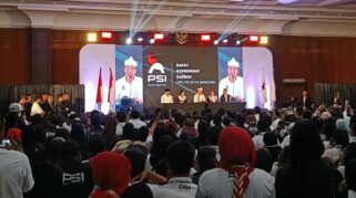 Jokowi Resmi Bergabung dengan PSI, Pamer Kartu Anggota Bernomor Unik di Bandung
