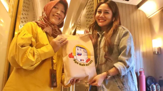 KAI Daop 7 Madiun Rayakan Hari Pelanggan Nasional dengan Sambutan Hangat dan Souvenir Eksklusif