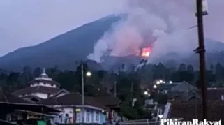 Kebakaran Lahan di Gunung Cikuray Garut: Tim Gabungan Kendalikan Api di Dua Lokasi