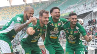 Kegagalan Persebaya Amankan Kemenangan di Kandang: Fokus Bernardo Tavares pada Bola Mati