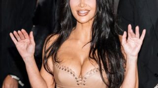 Kim Kardashian Tampil Memukau dengan Gaun Kulit Kustom Ludovic de Saint Sernin Rayakan Pembukaan Skims di London
