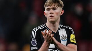 Lewis Hall Tegaskan Rumor Transfer ke Manchester United Tak Ganggu Fokus di Newcastle United