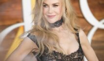 Nicole Kidman Tampil Memukau dengan Gaun Renda Hitam Versace Karya Pieter Mulier di Premier Practical Magic 2