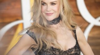Nicole Kidman Tampil Memukau dengan Gaun Renda Hitam Versace Karya Pieter Mulier di Premier Practical Magic 2