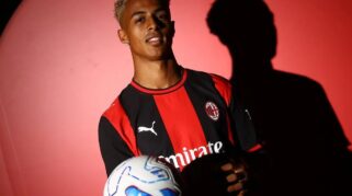 Omari Hutchinson: Winger Muda AC Milan dengan Semangat Kobe Bryant