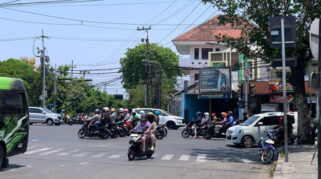 Penindakan Tilang Manual di Surabaya: Fokus pada Pelanggaran Helm dan Pelat Nomor