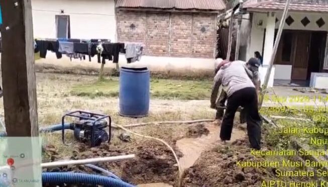 Polsek Sanga Desa Bangun Sumur Bor untuk Mendukung Ketersediaan Air Bersih di Desa Ngunang Muba