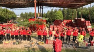 PT BPP Bersama Masyarakat dan TNI Kendalikan Kebakaran di Kebun Karet Kaliberau Muba